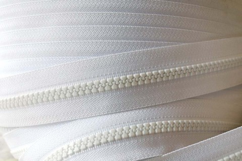 YKK Plastic Vislon No.5 Chain in White 501