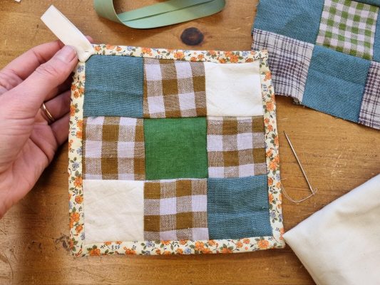 Beginner's quilting - Bind a quilt with mitred corners